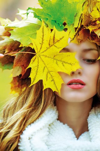 Обои листья, девушка, портрет, взгляд, осень, волосы, лицо, leaves, girl, portrait, look, autumn, hair, face разрешение 5760x3840 Загрузить