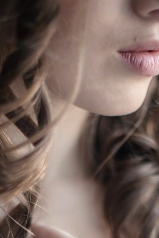 Обои девушка, волосы, губы, лицо, локоны, girl, hair, lips, face, curls разрешение 2560x1548 Загрузить