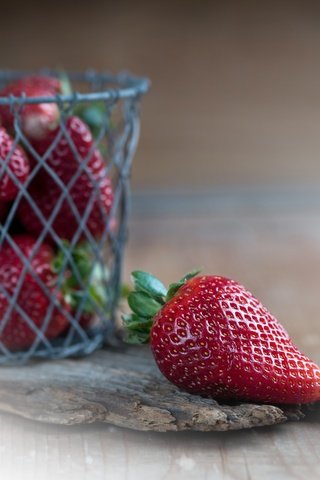 Обои ягода, клубника, стол, размытость, berry, strawberry, table, blur разрешение 6016x4016 Загрузить