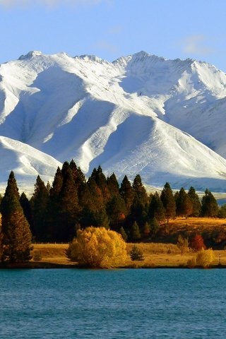 Обои деревья, озеро, горы, снег, осень, горный хребет, trees, lake, mountains, snow, autumn, mountain range разрешение 2400x1344 Загрузить