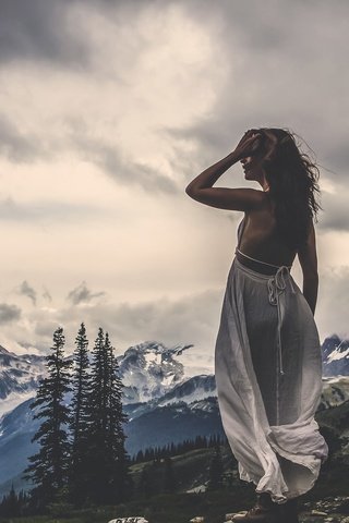 Обои горы, тучи, девушка, ветер, still standing, mountains, clouds, girl, the wind разрешение 2048x1365 Загрузить