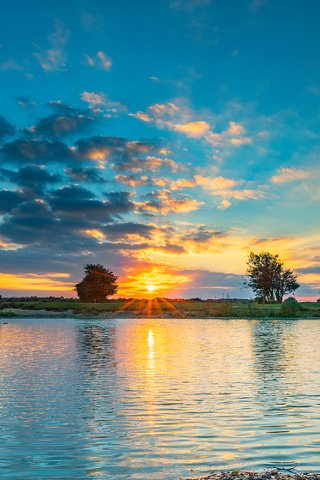 Обои небо, облака, деревья, вода, озеро, закат, солнечные лучи, the sky, clouds, trees, water, lake, sunset, the sun's rays разрешение 3095x2000 Загрузить