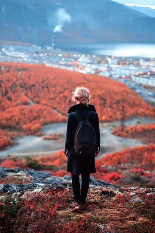 Обои горы, девушка, вид, город, осень, рюкзак, пальто, хибины, mountains, girl, view, the city, autumn, backpack, coat, khibiny разрешение 1920x1278 Загрузить