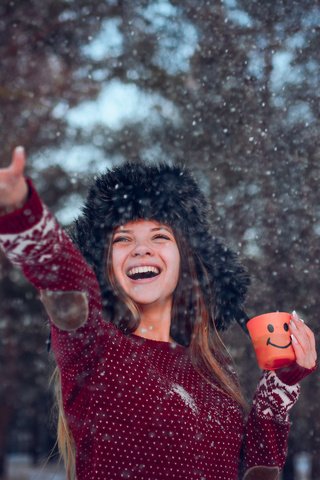 Обои снег, зима, девушка, радость, кружка, шапка, чай, snow, winter, girl, joy, mug, hat, tea разрешение 4496x3000 Загрузить