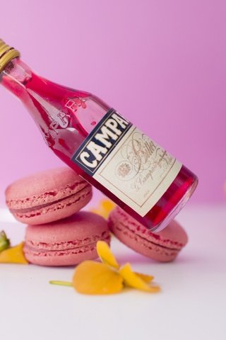 Обои бутылка, сладкое, печенье, сироп, макаруны, bottle, sweet, cookies, syrup, macaroon разрешение 2048x1345 Загрузить