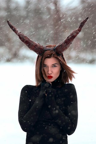 Обои снег, зима, брюнетка, рога, макияж, метель, красная помада, simona, katy sendza, snow, winter, brunette, horns, makeup, blizzard, red lipstick разрешение 2048x1187 Загрузить