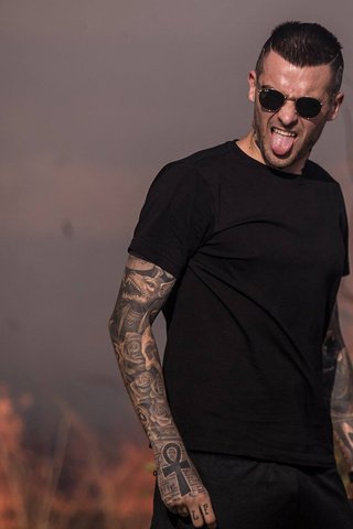 Обои очки, татуировки, мужчина, язык, брюнет, glasses, tattoo, male, language, brunette разрешение 1920x1200 Загрузить