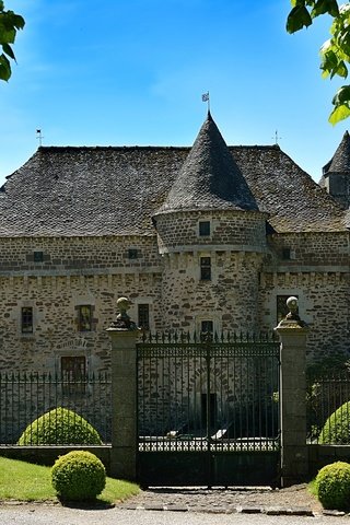 Обои небо, забор, трава, франция, деревья, auzers castle, солнце, зелень, кусты, лето, замок, the sky, the fence, grass, france, trees, the sun, greens, the bushes, summer, castle разрешение 3543x2362 Загрузить