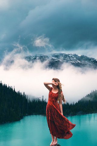 Обои облака, lizzy gadd, озеро, лес, девушка, платье, туман, гора, модель, clouds, lake, forest, girl, dress, fog, mountain, model разрешение 2000x1334 Загрузить