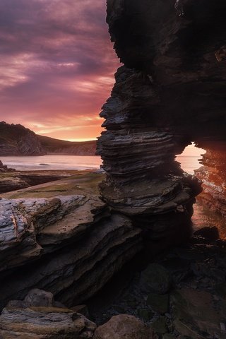 Обои небо, облака, скалы, берег, закат, море, the sky, clouds, rocks, shore, sunset, sea разрешение 2048x1367 Загрузить