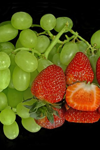 Обои отражение, виноград, клубника, черный фон, ягоды, reflection, grapes, strawberry, black background, berries разрешение 2400x1800 Загрузить