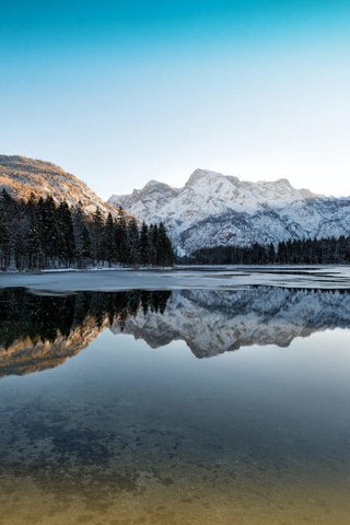 Обои небо, деревья, река, горы, лес, отражение, kurt hinterreither, the sky, trees, river, mountains, forest, reflection разрешение 1920x1234 Загрузить