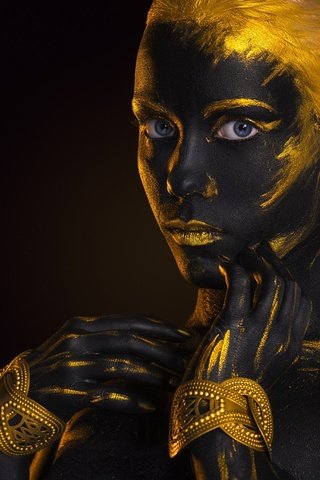 Обои девушка, взгляд, черный фон, лицо, золото, боди-арт, afemera, girl, look, black background, face, gold, body art разрешение 2560x1709 Загрузить