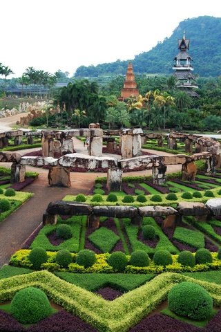 Обои деревья, пальмы, камни, таиланд, лес, джунгли, дизайн, nong nooch tropical botanical garden, парк, кусты, панорама, гора, trees, palm trees, stones, thailand, forest, jungle, design, park, the bushes, panorama, mountain разрешение 3200x1655 Загрузить