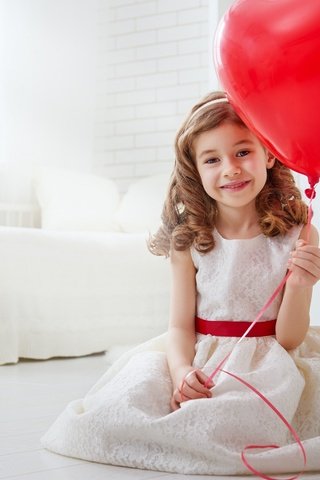 Обои улыбка, взгляд, девочка, волосы, лицо, ребенок, воздушный шарик, smile, look, girl, hair, face, child, a balloon разрешение 2880x1800 Загрузить