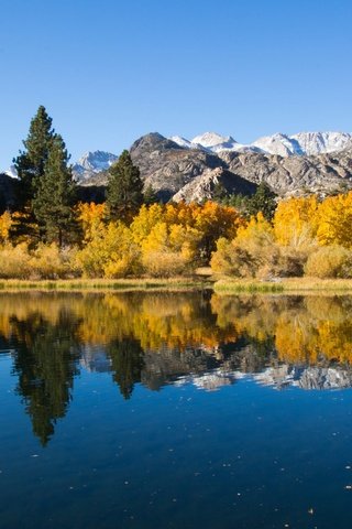 Обои небо, осень, деревья, вода, озеро, горы, природа, берег, отражение, the sky, autumn, trees, water, lake, mountains, nature, shore, reflection разрешение 1920x1280 Загрузить