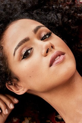 Обои девушка, nathalie emmanuel, натали эммануэль, портрет, взгляд, волосы, лицо, актриса, кольца, пирсинг, girl, portrait, look, hair, face, actress, ring, piercing разрешение 2000x1431 Загрузить