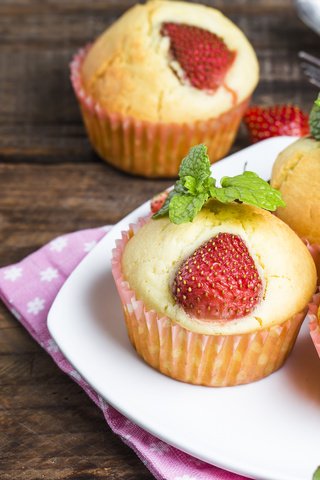 Обои клубника, выпечка, кексы, маффин, strawberry, cakes, cupcakes, muffin разрешение 5472x3648 Загрузить