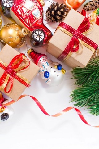 Обои снеговики, новый год, елочные игрушки, хвоя, машинка, подарки, шарики, ленточки, игрушки, рождество, шишки, snowmen, new year, christmas decorations, needles, machine, gifts, balls, ribbons, toys, christmas, bumps разрешение 2880x1800 Загрузить