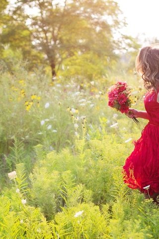 Обои цветы, природа, девушка, луг, волосы, букет, красное платье, flowers, nature, girl, meadow, hair, bouquet, red dress разрешение 4651x3100 Загрузить