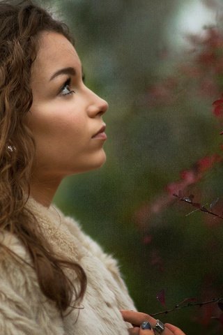 Обои девушка, настроение, ветки, взгляд, профиль, волосы, лицо, girl, mood, branches, look, profile, hair, face разрешение 2048x1365 Загрузить