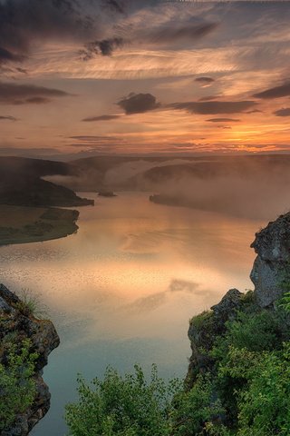 Обои река, скалы, холмы, природа, пейзаж, утро, туман, весела маринова, river, rocks, hills, nature, landscape, morning, fog, vesela marinova разрешение 1920x1281 Загрузить