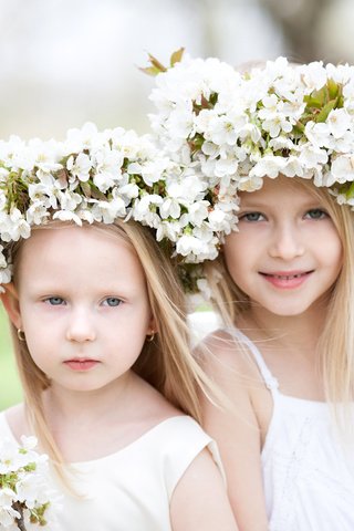 Обои цветы, взгляд, дети, волосы, лицо, девочки, венки, flowers, look, children, hair, face, girls, wreaths разрешение 4500x3000 Загрузить