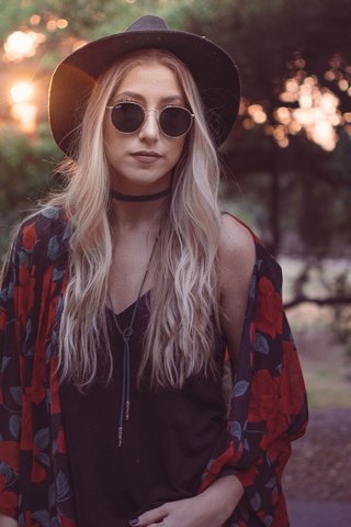 Обои девушка, блондинка, взгляд, очки, лицо, макияж, шляпа, girl, blonde, look, glasses, face, makeup, hat разрешение 6000x4000 Загрузить