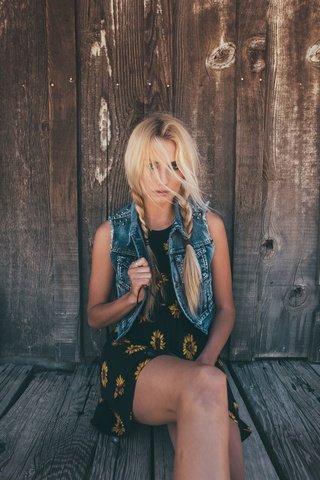 Обои девушка, платье, поза, блондинка, модель, сидит, косы, girl, dress, pose, blonde, model, sitting, braids разрешение 2048x1365 Загрузить