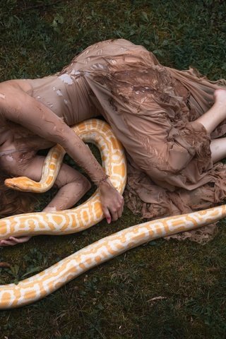 Обои девушка, платье, модель, змея, рептилия, закрытые глаза, aleah michele, girl, dress, model, snake, reptile, closed eyes разрешение 2048x1365 Загрузить