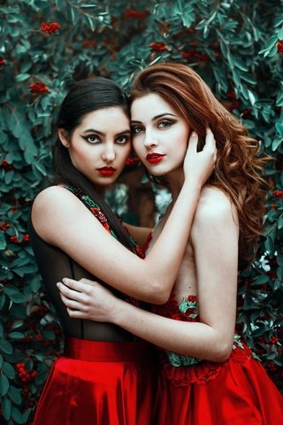 Обои брюнетка, девушки, рыжая, ягоды, макияж, подруги, ronny garcia, brunette, girls, red, berries, makeup, friend разрешение 2048x1366 Загрузить