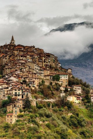 Обои горы, туман, дома, италия, лигурия, априкале, mountains, fog, home, italy, liguria, apricale разрешение 2000x1336 Загрузить