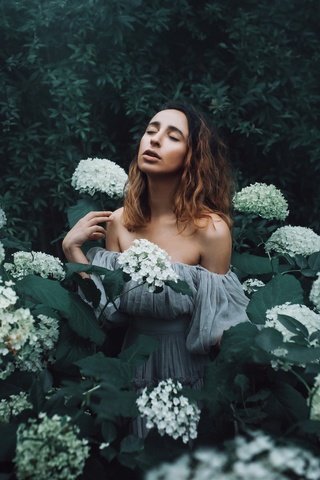 Обои цветы, девушка, настроение, гортензия, amy spanos, flowers, girl, mood, hydrangea разрешение 2048x1365 Загрузить