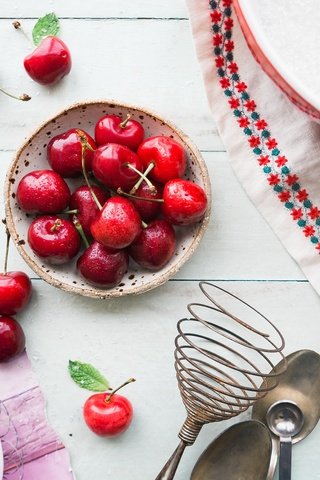 Обои черешня, ягоды, вишня, посуда, тарелка, сахар, светлый фон, миска, венчик, whisk, cherry, berries, dishes, plate, sugar, light background, bowl разрешение 5550x3692 Загрузить