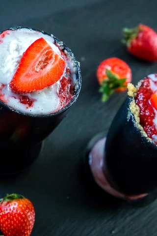 Обои мороженое, клубника, ягоды, чашки, десерт, сироп, ice cream, strawberry, berries, cup, dessert, syrup разрешение 2400x1600 Загрузить