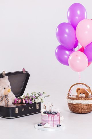 Обои серый фон, букет, чемодан, торт, воздушные шарики, плюшевый медведь, grey background, bouquet, suitcase, cake, balloons, teddy bear разрешение 5760x3840 Загрузить
