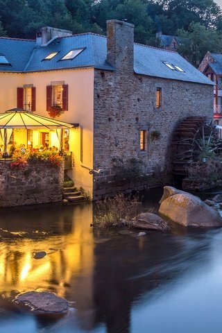 Обои деревья, pont-aven, огни, вечер, камни, кафе, дома, франция, речка, trees, lights, the evening, stones, cafe, home, france, river разрешение 2048x1174 Загрузить