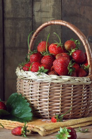 Обои клубника, корзина, ягоды, краcный, натюрморт, парное, strawberry, basket, berries, red, still life, fresh разрешение 2112x1188 Загрузить