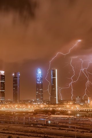 Обои ночь, молния, город, небоскребы, здания, испания, мадрид, night, lightning, the city, skyscrapers, building, spain, madrid разрешение 2560x1440 Загрузить