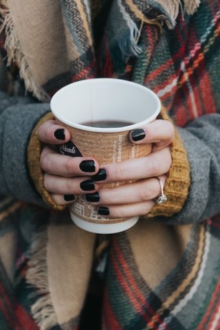 Обои девушка, кофе, кольцо, руки, стакан, шарф, маникюр, кофе. шарф, girl, coffee, ring, hands, glass, scarf, manicure разрешение 5760x3840 Загрузить