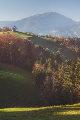 Обои деревья, горы, солнце, лес, вид, осень, церковь, trees, mountains, the sun, forest, view, autumn, church разрешение 2000x1500 Загрузить