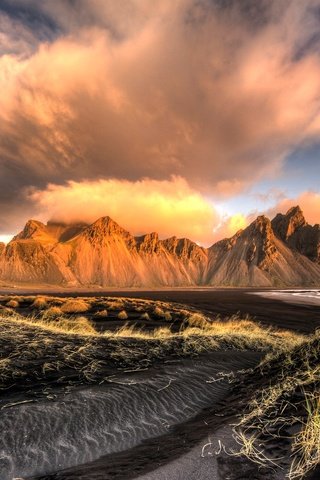 Обои небо, облака, горы, солнце, залив, исландия, stokksnes, the sky, clouds, mountains, the sun, bay, iceland разрешение 2047x1274 Загрузить