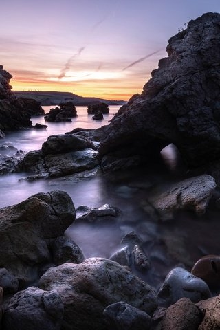 Обои небо, валуны, вечер, скалы, камни, берег, закат, море, скала, the sky, boulders, the evening, rocks, stones, shore, sunset, sea, rock разрешение 3840x2160 Загрузить