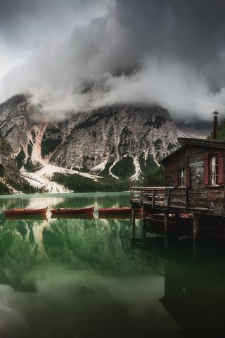 Обои доломиты, облака, озеро, горы, природа, пейзаж, лодки, италия, домик, the dolomites, clouds, lake, mountains, nature, landscape, boats, italy, house разрешение 2000x1666 Загрузить