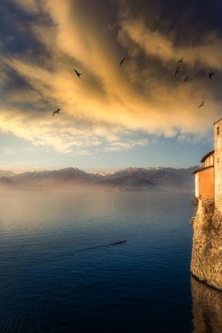 Обои облака, скалы, птицы, здание, clouds, rocks, birds, the building разрешение 2500x1875 Загрузить