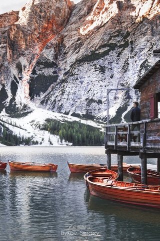 Обои озеро, доломиты, горы, снег, природа, пейзаж, лодки, леса, альпы, lake, the dolomites, mountains, snow, nature, landscape, boats, forest, alps разрешение 1920x1268 Загрузить