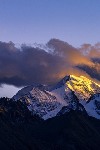 Обои небо, облака, горы, снег, закат, снежные вершины, the sky, clouds, mountains, snow, sunset, snowy peaks разрешение 1920x1281 Загрузить