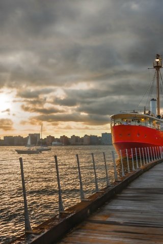 Обои небо, облака, корабль, причал, река гудзон, the sky, clouds, ship, pier, the hudson river разрешение 3840x2160 Загрузить