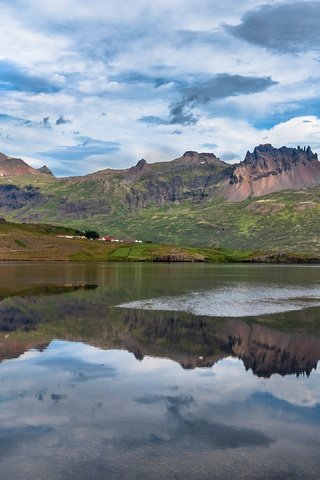 Обои облака, горы, скалы, отражение, домики, водоем, склоны, clouds, mountains, rocks, reflection, houses, pond, the slopes разрешение 3840x2160 Загрузить