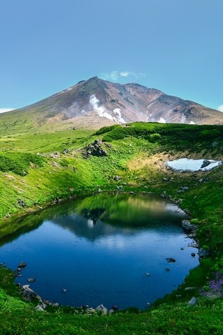 Обои небо, озеро, горы, япония, хоккайдо, asahi, the sky, lake, mountains, japan, hokkaido разрешение 2048x1356 Загрузить